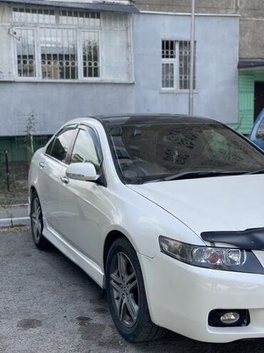 Honda: Автомобиль Honda Accord белого цвета с черной крышей. Оснащен боковыми