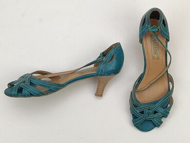 Sandals and flip-flops: Sandals and flip-flops