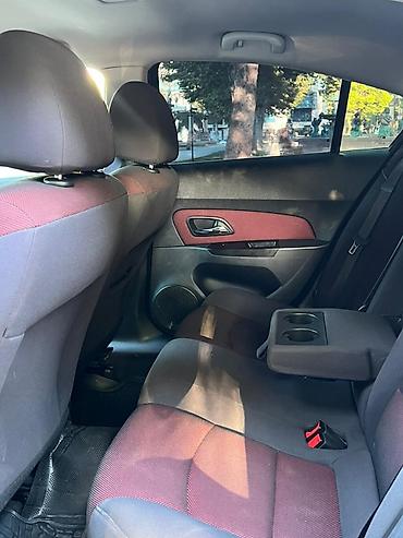 011 sekilleri: Chevrolet Cruze sedan – gümüşü rəngdə, şəhər və tras üçün praktik və — 6