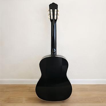 Музыкальные инструменты: Qara klassik gitara – 4/4 ölçü çantası ilə birlikdə. Az işlənmiş — 2