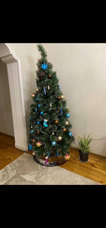 Süni güllər: Yeni il yolkası – bəzəkli komplekt Şəkildəki Yeni il üçün Yolka