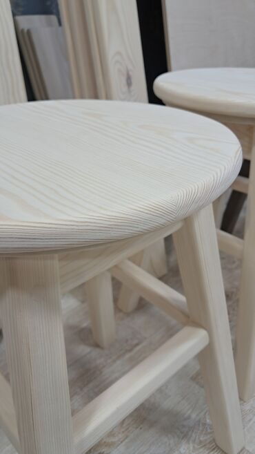 Taburetlər: Taxta taburetlər. Xüsusi zövq və keyfiyyətdə yıgılır. Əl işidir. Yük — 7