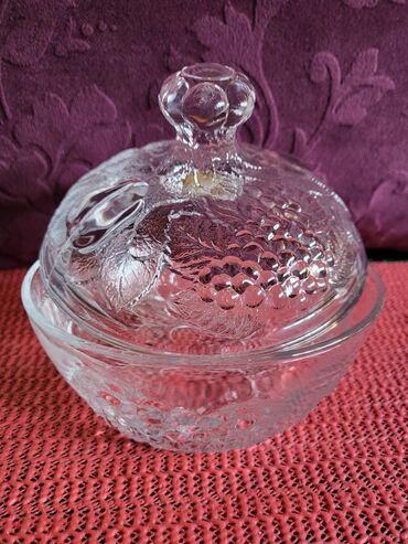 Ostalo posuđe: Bombonijera nova sa poklopcem,puno staklo. Visina. 12cm. Precnik — 5