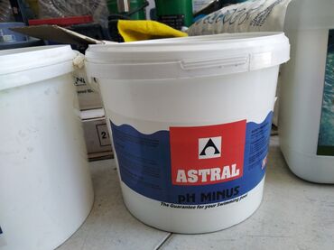 Plitə işləri: Ağ rəngli, silindrik formalı qabda Astral pH Minus tərkibli hovuz