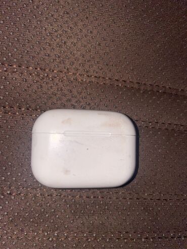 белые вакуумные наушники: Беспроводные наушники AirPods Pro, оснащенные активным шумоподавлением