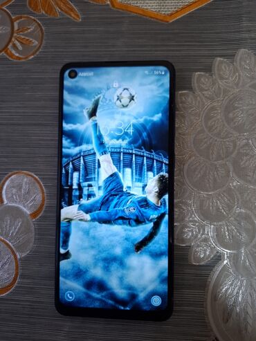 зарядка для айфона 5: Ekranın yuxarı sol küncündə kəsik olan, qara rəngli smartfon. Cihazın