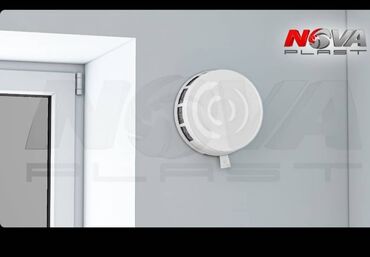 Вентиляторы: Белый настенный вентилятор с круглой лицевой панелью, предназначенный — 3