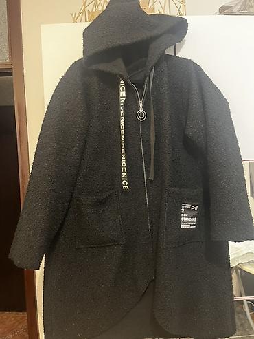kaputi sa ruskom kragnom: Crni oversized kaput/duks-jakna sa kapuljačom, od mekane boucle — 1