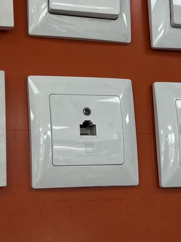 коннектор: Сетевая розетка RJ45 в настенном исполнении. - Форм‑фактор: модуль в