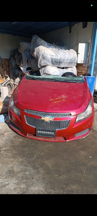 Bamperlər, buferlər: Qırmızı rəngli, işlənmiş Chevrolet Cruze avtomobilinin ön hissəsi