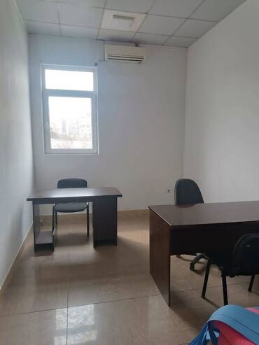 Офисы: Сдаю Офис, 12 м², В бизнес центре, 1 линия