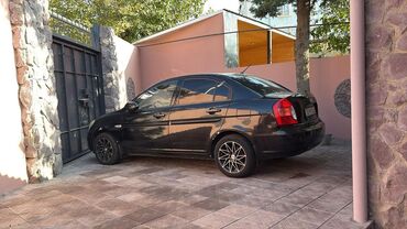 Hyundai: Hyundai Accent: 1.4 l | 2009 il Sedan — 4