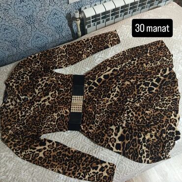 Cinslər: Leopard printli qadın donu zərif və dəbli görünüş təqdim edir. Uzun