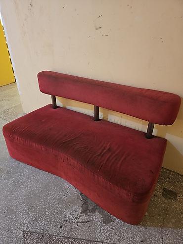 divan kredit: Qırmızı rəngli lounge üslubunda oturacaq/divan - Dizayn: Asimmetrik — 1