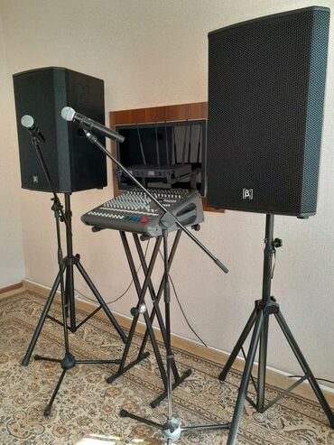 DJ-lər: Kalonka🔈, mikrofon🎤, DJ🕴🏼, fotoqraf📷, isiqlar🪩, tustu aparati