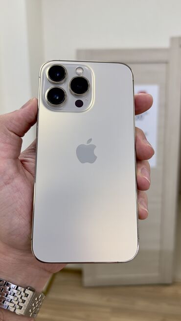 продам айфон 13 про: IPhone 13 Pro, Б/у, 256 ГБ, Золотой, Зарядное устройство, Защитное стекло, Коробка, 81 %