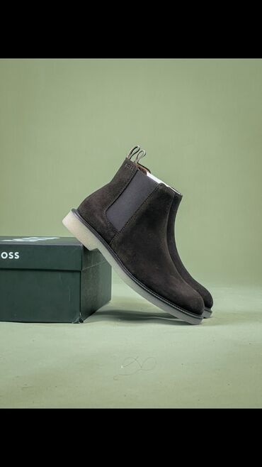 резиновые ботинки: HUGO BOSS Suede Chelsea Boot with Embossed Logo Современные ботинки