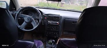 mercedes 160 a: Volkswagen Polo: 1.8 l | 1995 il Sedan — 4