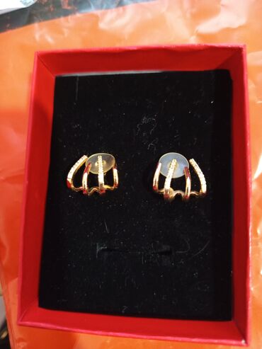 Kəmərlər: Qızılı rəngdə, daşlı qadın sırğası - Model: qulağı qismən qucaqlayan U — 16