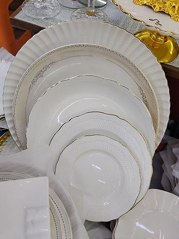 dish sets: Набор столовых тарелок из фарфора с золотым декором. - Классический — 1