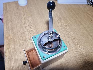 mini disk: Stari ručni mlin GESCHMIEDETES – nemačka proizvodnja - Tip: ručni — 3