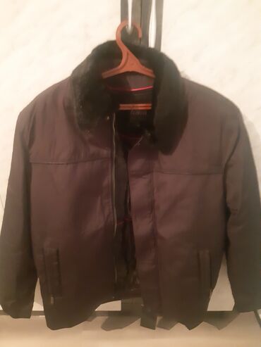 Куртки: Продаю новую куртку в 46 размер. воротник можно снять . качество