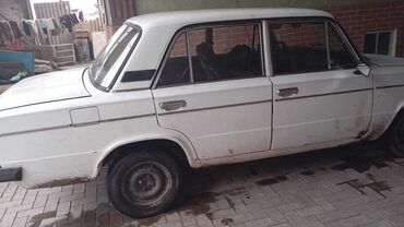 ВАЗ (ЛАДА): Белый седан, классическая модель. Автомобиль требует внимания к