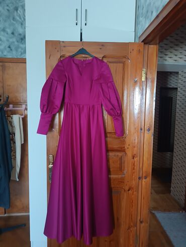 Костюмы: - Qadın paltarı - Rəng: tünd magenta/şarabı - Uzunluq: maxi, yerə