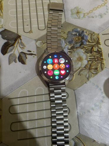 Smart saatlar: Metal qayışlı, dairəvi displeyli ağıllı saat. Xüsusiyyətlər: - Tam — 2