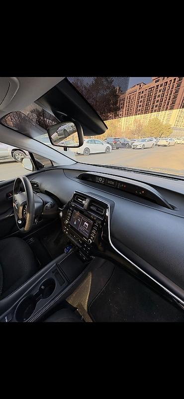 byd e2 2025: Toyota Prius: 2021 г., 1.8 л, Бензин, Лифтбек — 4