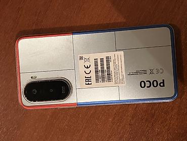 Другие мобильные телефоны: Смартфон с плоскими гранями и разъёмом USB‑C. На нижнем торце: решётка — 9