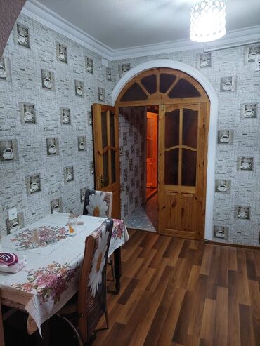 Köhnə tikili: Ev yerlesir 3 cu mkr Turk liseyinin yani 2otaqli 5in 5i Lelinqrad — 5