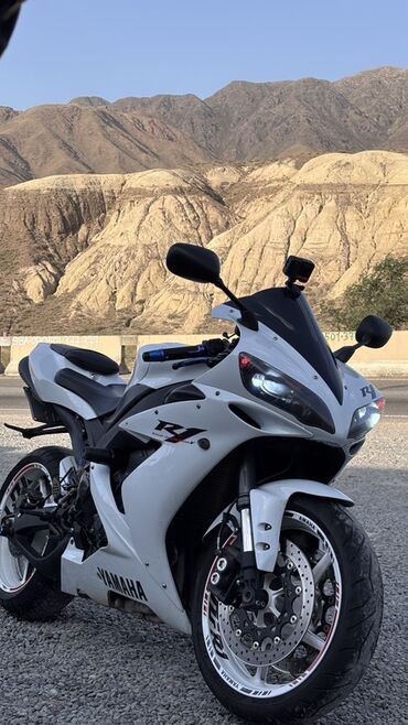 купить электромотоцикл в бишкеке: Yamaha R1, спортбайк в фирменном белом окрасе. Без вложения идеальном