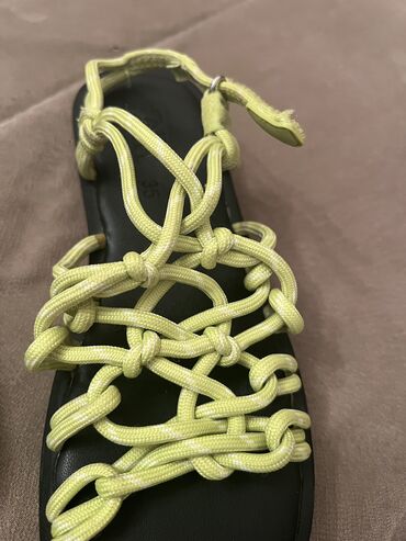 Uşaq ayaqqabıları: Zara sandaletler 2 defe geyinilib yeniden ferqsizdir