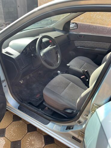 приборная панель гольф 3: Салон автомобиля Hyundai Getz с серыми тканевыми сиденьями. Видны