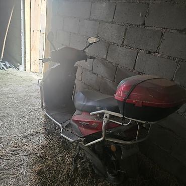 Скутеры: Электроскутер городского типа, красный цвет, с багажным кофром — 3