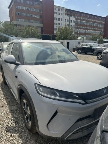электромобиль neta: Электромобиль BYD Yuan up EV белого цвета с современным дизайном