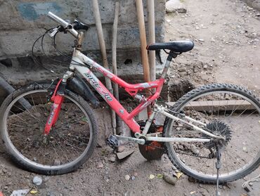 велосипед 26 размер: Продаю два велосипеда красный колеса26размер,все работаетна двух