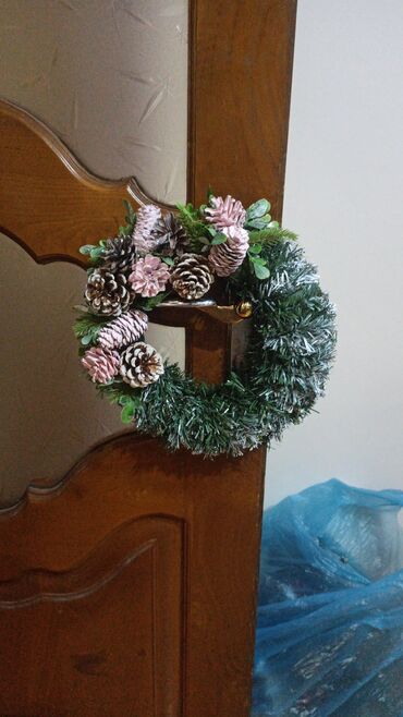 Yeni il oyuncaqları və bəzəkləri: Yeni il/qış temalı qapı bəzəyi – əl işi. Təsvir: - Dairəvi şam — 3