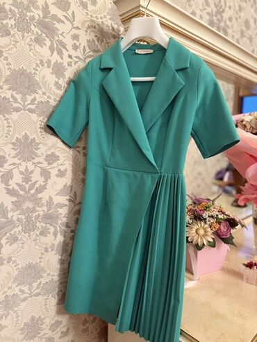 qadin lifcikleri: Zümrüd-yaşıl rəngdə elegant qadın donu. - Dizayn: Blazer tipli üst