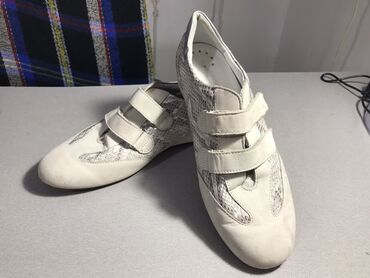 женские кроссовки adidas yeezy: Размер: 40, цвет - Белый, Б/у