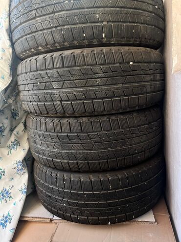 зимние шины на ниву 21214: Комплект зимних шин (4 штуки), без дисков. почти новые,протектора 90