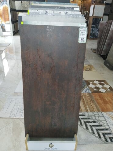 Kafel və metlax: Bu, böyük ölçülü, tünd qəhvəyi rəngdə, metal effekti ilə dizayn
