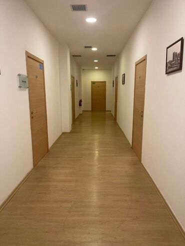 Ofislər: Nərimanov rayonunda, Ziya Bünyadov prospektində, 45 kv/m-lik obyekt — 7