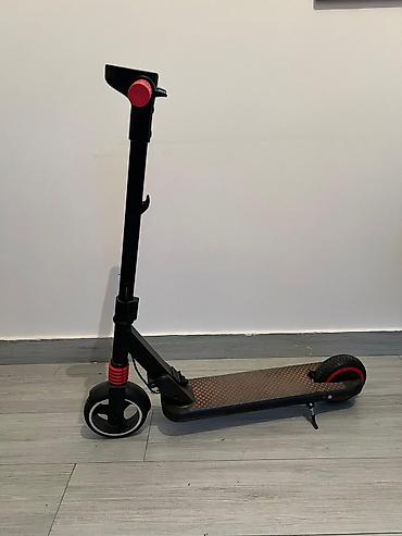 Uşaq elektrik skuteri - Rəng: qara korpus, qırmızı tutacaqlar və