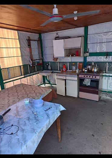 Продажа коттеджей и домов: Продам дом. Три двора,хозяйственный,главный,механический. Имеется — 13