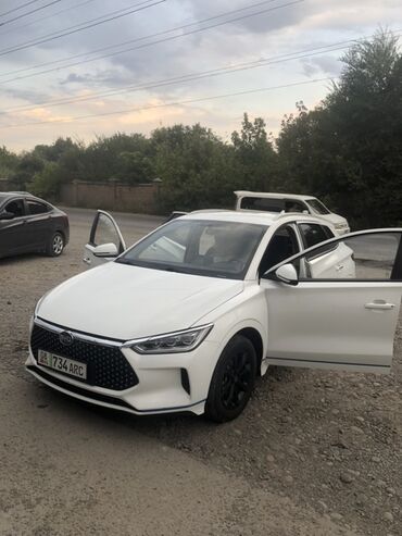 китайский автомобиль: BYD е2 в белом цвете – современный электрический автомобил с эффектным