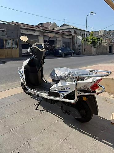 vaz 2106 abirsofka: Şəhərdaxili rahat və qənaətli hərəkət üçün ağ-siyahı dizaynlı scooter — 3