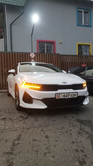 срочно продаю хонда стрим: Белый седан Kia K5 демонстрирует современный дизайн с динамичными