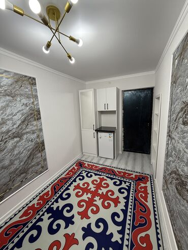 квартира сатылат токмок: 1 бөлмө, 11 кв. м, Жатакана жана мейманкана түрүндө, 3 кабат, Дизайнердик ремонт
